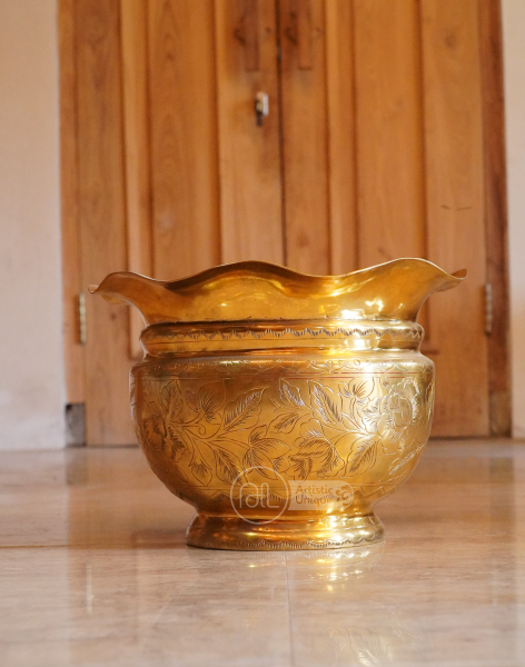 Ornamen Kuningan Guci Motif Daun Berk…
