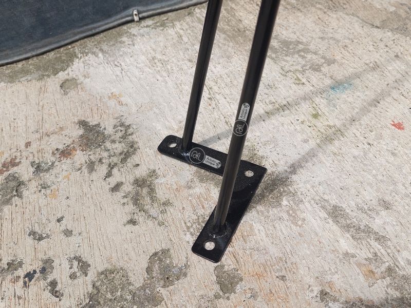 Meja Kaki Besi Minimalis