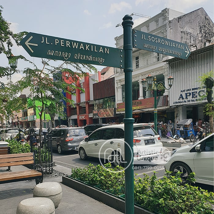 tiang penunjuk arah malioboro